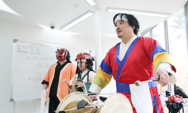 자진모리장단를 직접 시연해 보이고 있는 강사 
