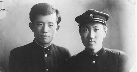 젊은 시절의 윤동주 시인(좌)과 정병욱 교수(우)