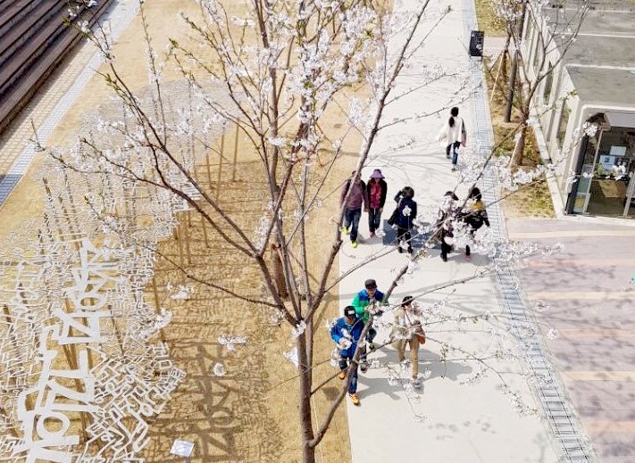 주제별로 분류된 책이 가득한 도서 부스