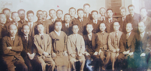 1945년 촬영된 조선어학회 회원들 기념사진(출처 : 한글학회)