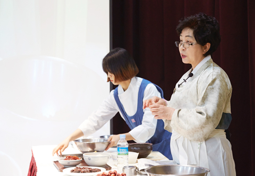 <옛 책으로 본 조선의 맛과 멋>에서 궁중요리를 직접 조리하는 모습