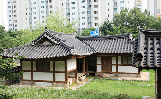 석인 정태진 선생 기념관 전경