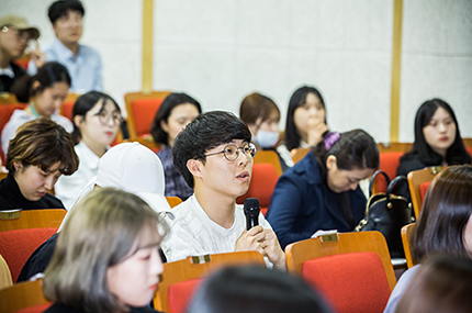한명수 이사가 청강자와 질의응답을 하고 있다.