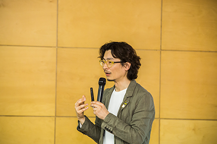한명수 이사가 청강자와 질의응답을 하고 있다.