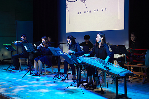 해설과 함께하는 공연 모습