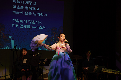 해설과 함께하는 공연 모습