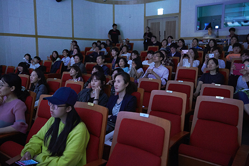 해설과 함께하는 공연 모습