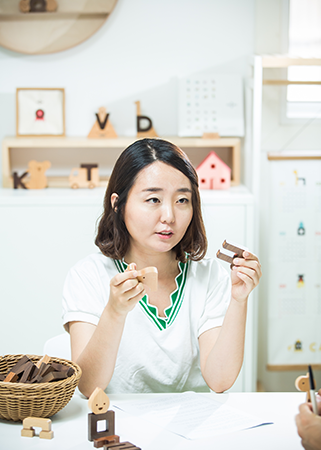 이응이 한글블록에 대해 설명하고 있는 유혜림 대표