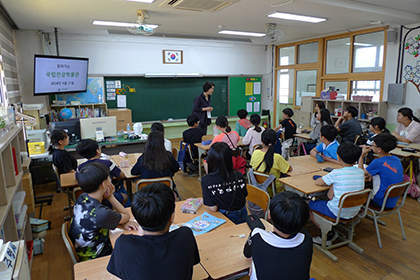 6학년 학생들이 한글 해설을 경청