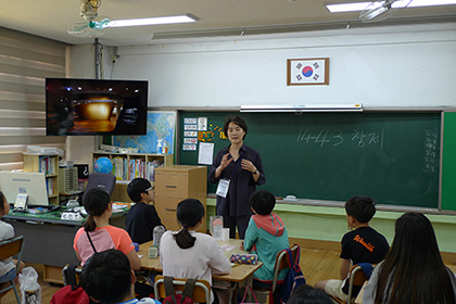 6학년 학생들이 한글 해설을 경청
