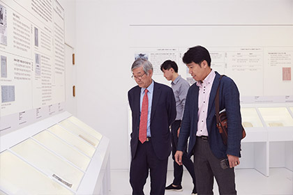 전시장을 둘러보는 참여자들