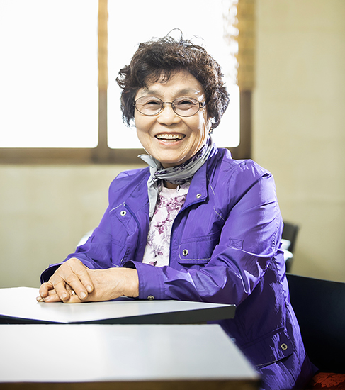 11년간 어르신 한글 교실을 운영하고 있는 윤명자 교사
