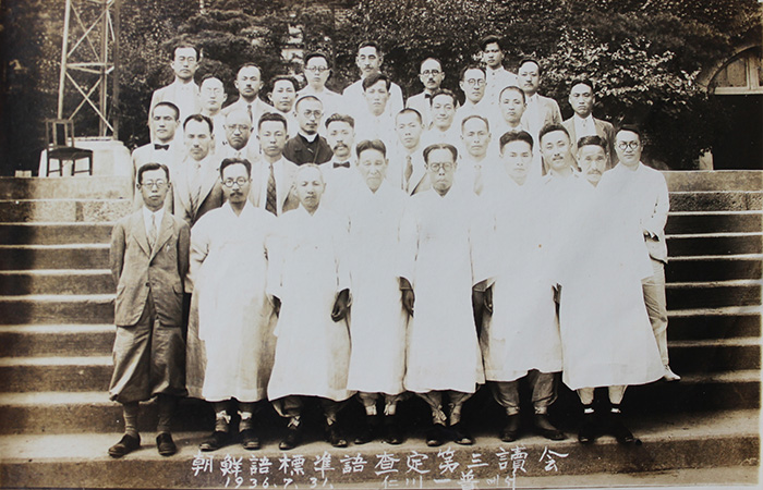 조선어 표준어 사정회 제3독회 기념사진(앞줄 오른쪽부터 한징, 이극로, 이윤재, 이중화, 두 사람 건너가 이희승. 이희승 바로 뒤가 최현배. 가장 뒷줄 왼쪽이 김윤경. 인천 제일 공립 보통학교에서 1936년 7월 31일 촬영. 사진 제공 : 신현모의 아들 신광순)