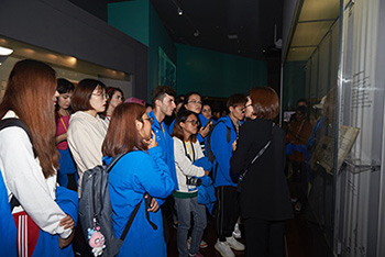 상설전시와 기획전시에 참여 중인 세종학당 우수학습자들1