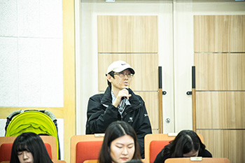 점자에 대해 궁금한 점을 질문하고 있는 참석자들