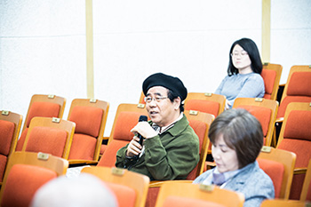 점자에 대해 궁금한 점을 질문하고 있는 참석자들
