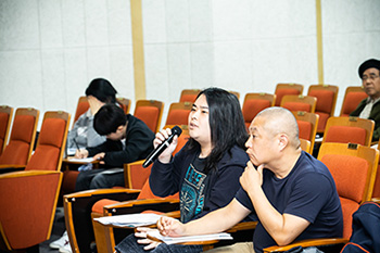 점자에 대해 궁금한 점을 질문하고 있는 참석자들