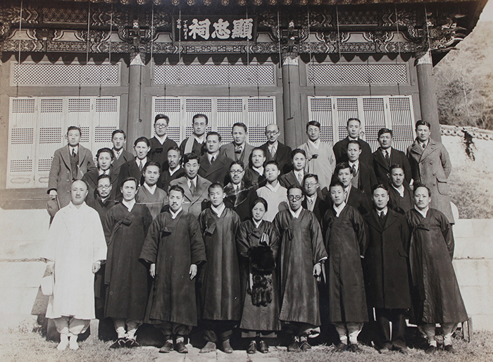 현충사 참배를 마친 조선어 표준어 사정 위원들<br>앞줄 왼쪽 첫 번째가 정세권(1935년 1월 6일 촬영