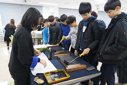 목판 위에 직접 먹을 바르고 한지의 질감을 손으로 느끼며 목판인쇄 체험을 진행했다._1