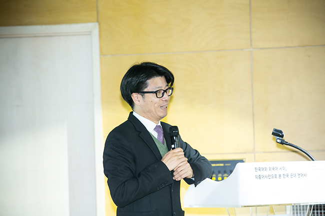 이중어사전에 대해 설명하고 있는 황호덕 교수