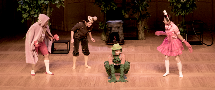 개구리네 한솥밥 공연에서 등장인물 세 명이 가운데 앉아있는 개구리를 바라보고 있다