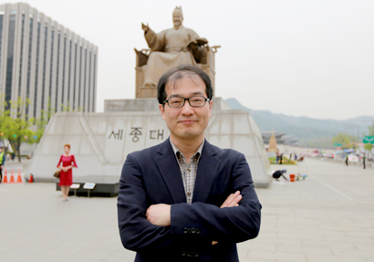 광화문광장 세종대왕 동상 앞에서 포즈를 취한 박진호 교수