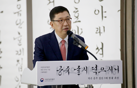 새로운 기획전시를 설명하고 있는 박영국 관장