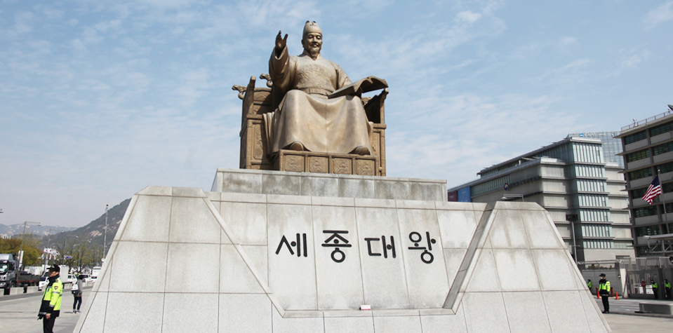 광화문 광장에 세워진 거대한 세종대왕 동상 위로 하늘이 파랗게 펼쳐진다