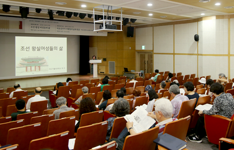 강연장 뒤에서 찍은 전경. 40여 명의 수강생들이 정면의 단상을 바라보며 강연에 열중하고 있다.