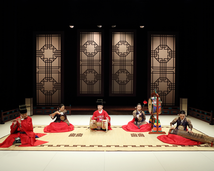 5명의 전통악기 연주자들이 무대에 나란히 앉아 생황, 거문고, 장구 등 각자의 악기를 연주하고 있다.