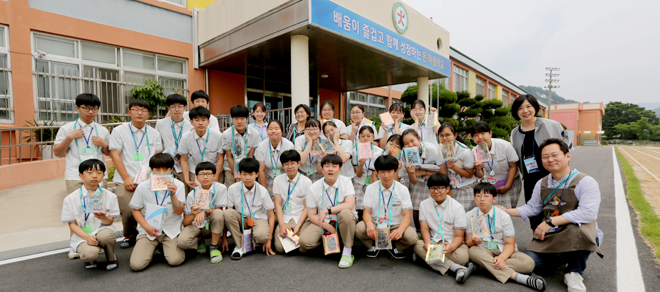 프로그램에 참석한 교사, 강사, 한글박물관 관계자와 학생 등 총 31명이 학교를 배경으로 3열로 서 단체사진을 촬영했다.