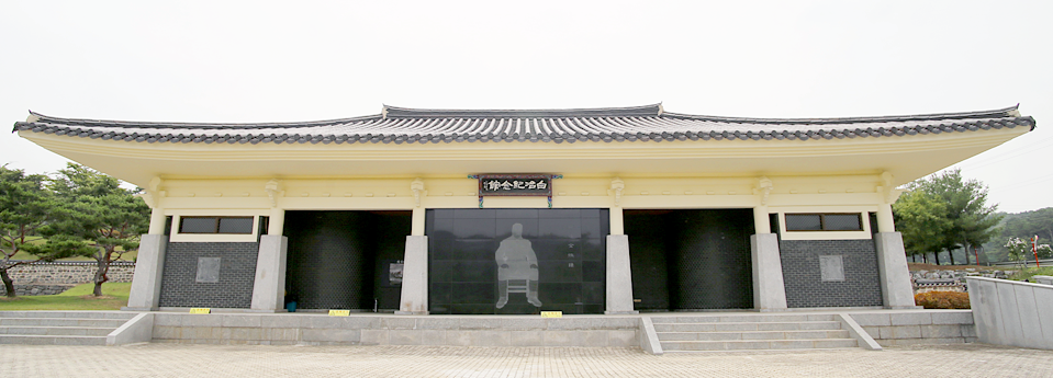 
백야기념관을 정면에서 찍은 모습. 기와가 올라가 있는 건물 아래 정면에는 김좌진 장군의 모습이 벽면에 새겨져있다.