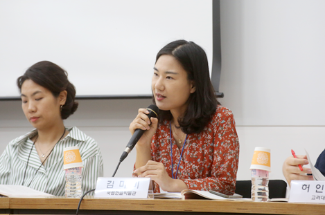 김미미 학예연구사가 토론 장에서 마이크를 잡고 의견을 밝히고 있다.