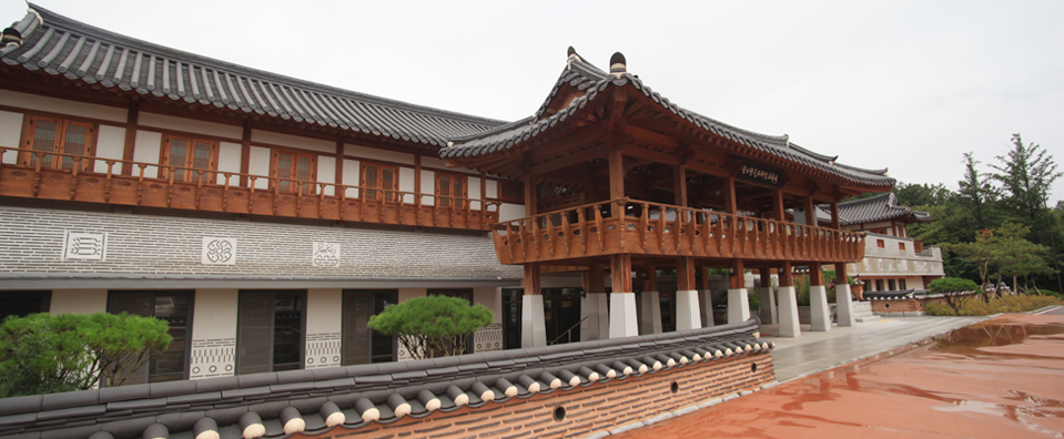 
장계향 문화체험 교육원의 전경. 벽면은 석벽으로, 지붕은 기와 형태로 지어진 건물이 넓게 자리해 있다.