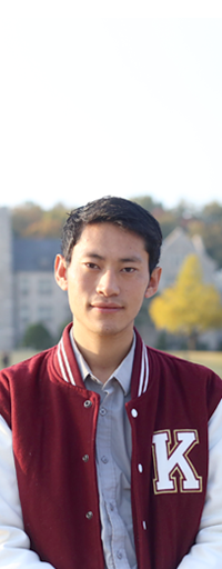 롭상 남걀 씨가 카메라를 응시하며 포즈를 취하고 있다.