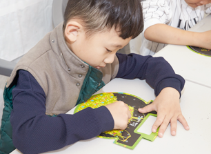 한 어린이가 한글 교구재 체험에 나서 여러 모양을 그려보고 있다.