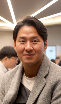 김진흥 기자가 자상한 표정으로 카메라를 바라보고 있다.