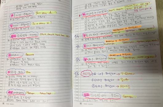 캘리비아의 한글 공부 공책. 수첩과 노트 안에 한글 단어와 의미가 빼곡이 적혀있다.