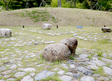 상천 매촌리 고인돌의 모습. 무덤 전체가 원형처럼 보인다. 