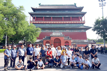단재 신채호기념사업회의 다양한 활동 사진. 중국식 건물 앞에서 20여 명의 사람들이 단체사진을 촬영.