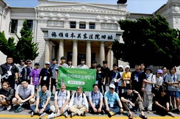 단재 신채호기념사업회의 다양한 활동 사진. 중국식 건물 앞에서 30여 명의 사람들이 단체사진을 촬영.