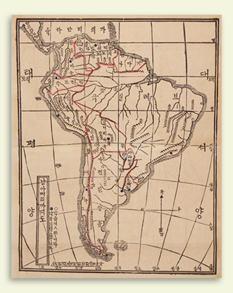 사민필지 속 남아메리카 지도. 빛바랜 종이 위에 남아메리카 지도가 그려져 있다. 왼쪽 하단에 세로쓰기로 ‘남아메리까디도’라고 적혀 있다. ‘대셔양’, ‘태평양’, ‘’ 등이 적혀 있다. 대륙지도 위로 빨간색 선들이 그어져 있다. 