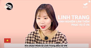 당링짱이 출연한 ‘Hanwha LIFEPLUS VN’ 유튜브 채널 영상 캡처. 연한 황토빛에 갈색 체크무늬가 있는 니트를 입은 당링짱이 마이크를 착용한 채 무언가 말하고 있다. 배경은 분홍색이며 오른쪽에 ‘LINH TRANG’과 베트남어가 적혀있다. 