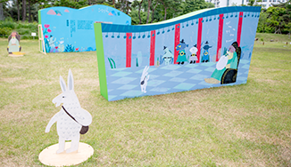 전래동화에 나오는 토끼가 그려진 패널이 세워져 있다. 그 옆엔 전래동화 내용 중 용궁에서 용왕과 토끼가 만나는 부분을 그린 그림 패널이 세워져 있다.