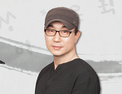 반갑습니다 ‘한글의 과학성을 이해하는 것이 악필 교정의 첫걸음! 한글 디자이너 최명범’ 기사 사진. 회색 배경에 붓이 지나간 흔적이 남아있으며 한글 글자들이 적혀있다. 가운데 최명범 디자이너의 사진이 합성되어 있다. 최명범 디자이너는 안경을 착용하고 있으며, 갈색 모자와 검은색 티셔츠를 입고 있다. 그는 카메라를 향해 살짝 미소짓고 있다. 