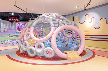 한글놀이터 내부에 설치된 놀이기구로, 동그란 튜브로 만들어진 이글루다. 분홍색과 하늘색의 튜브는 각자 크기가 다 다르다. 뒤로는 알록달록한 벽면과 바닥, 여러 놀이기구들이 보인다.