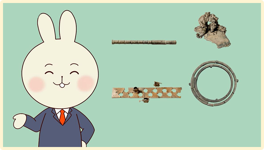 정장을 입은 토끼가 미소를 지으며 서 있다. 토끼 옆으로는 인사동에서 발견된 유물들의 사진이 함께 삽입되어 있다.