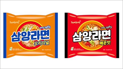 삼양라면 ‘오리지널’과 ‘매운맛’ 포장지 사진이다. 오리지널은 주황색 바탕에 파란색으로 ‘삼양라면’이 적혀있으며, 매운맛은 빨간색 바탕에 하얀색으로 ‘삼양라면’이 적혀있다.