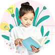 한 여자아이가 책을 펼쳐 읽고 있다. 머리는 깔끔하게 올려 묶었으며 흰색 옷을 입고 있다. 아이 주변으로는 전구 모양의 꽃이 그려져 있다. 아이 뒤로는 분홍색 배경 위에 원고지가 펼쳐져 있다.