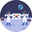 흰색 우주복을 입은 남성과 여성이 달 위에서 태극기를 들고 서 있는 그림이다. 왼쪽 남성은 왼손으로 태극기 왼쪽을 잡고 오른손으로 엄지손가락을 치켜들고 있으며, 오른쪽 여성은 오른손으로 태극기 오른쪽을 들고 왼손은 손가락을 모두 편 채로 흔들고 있다. 가장자리에는 안테나가 하늘을 향해있으며 배경은 우주와 저 멀리 지구가 보인다.